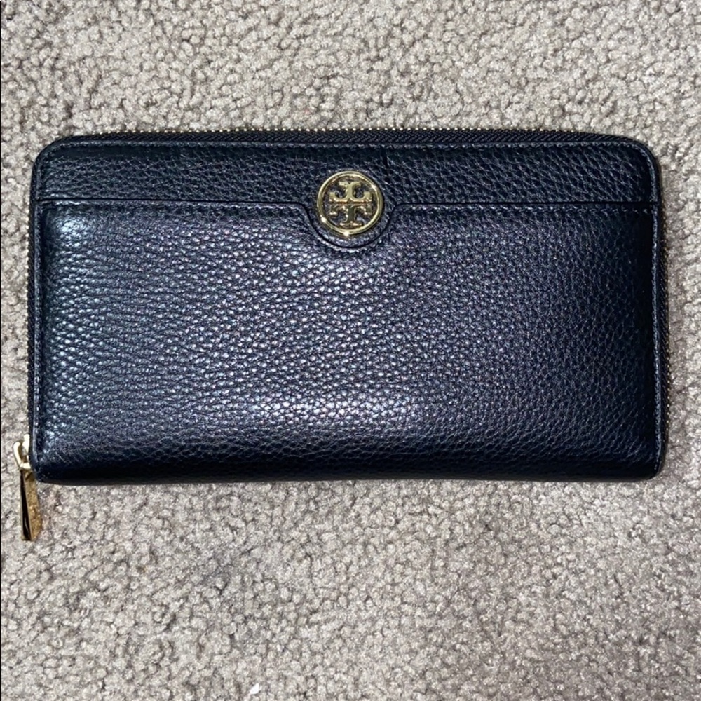 LIKE NEW TORY BURCH WALLET!
